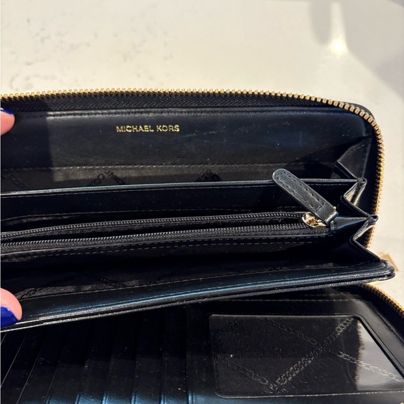 MICHAEL KORS zip around wallet. - Picture 4 of 4
